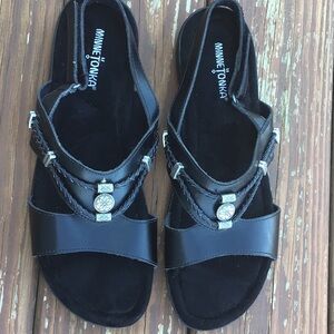 Minnetonka Women’s Silvie Slingback Leather Sandals
12WW